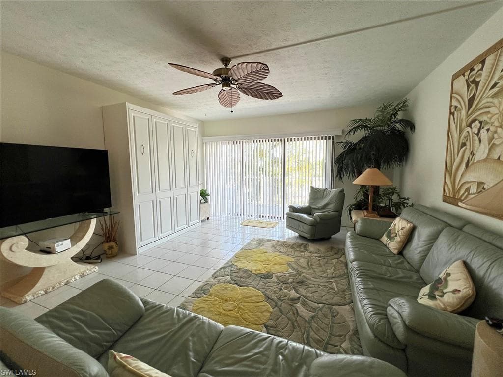 60 Pelican ST W 202-13