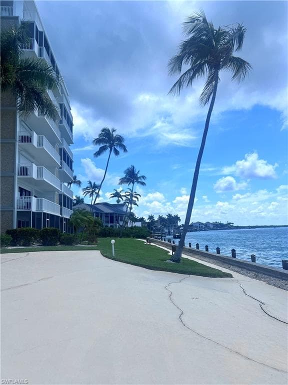 60 Pelican ST W 202-3