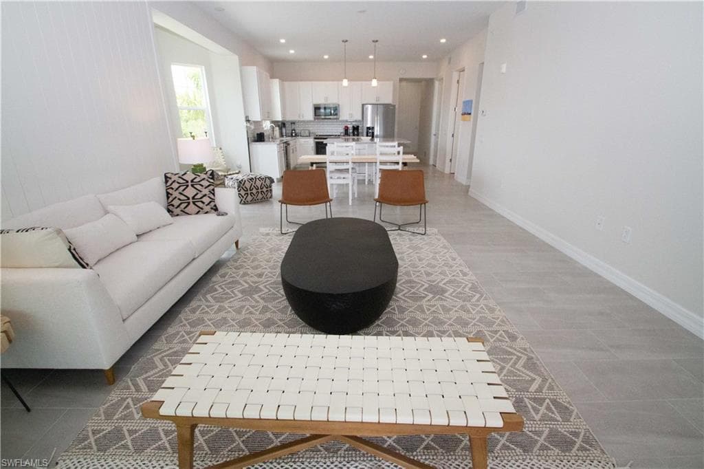 163 Indies DR E 106-16