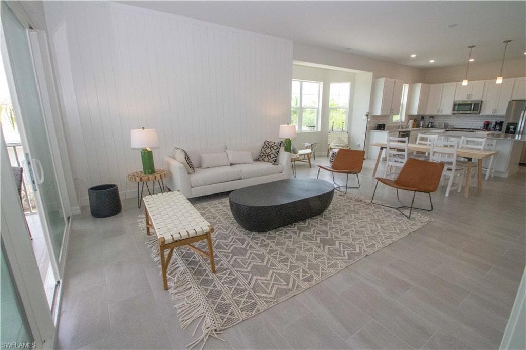 163 Indies DR E 106-3