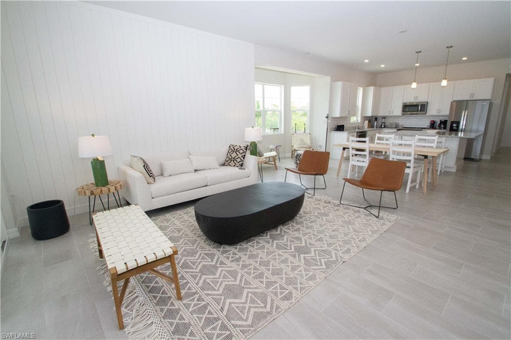 163 Indies DR E 106-15