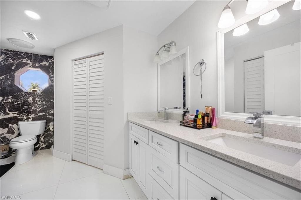 1318 Thompson ST-11