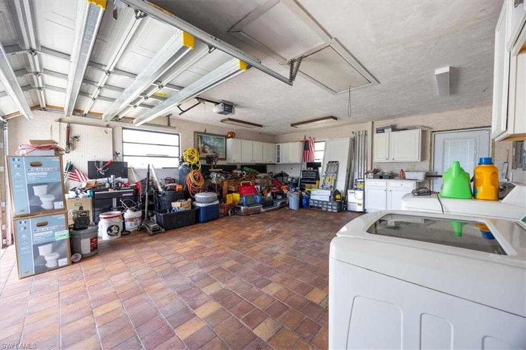 1318 Thompson ST-35