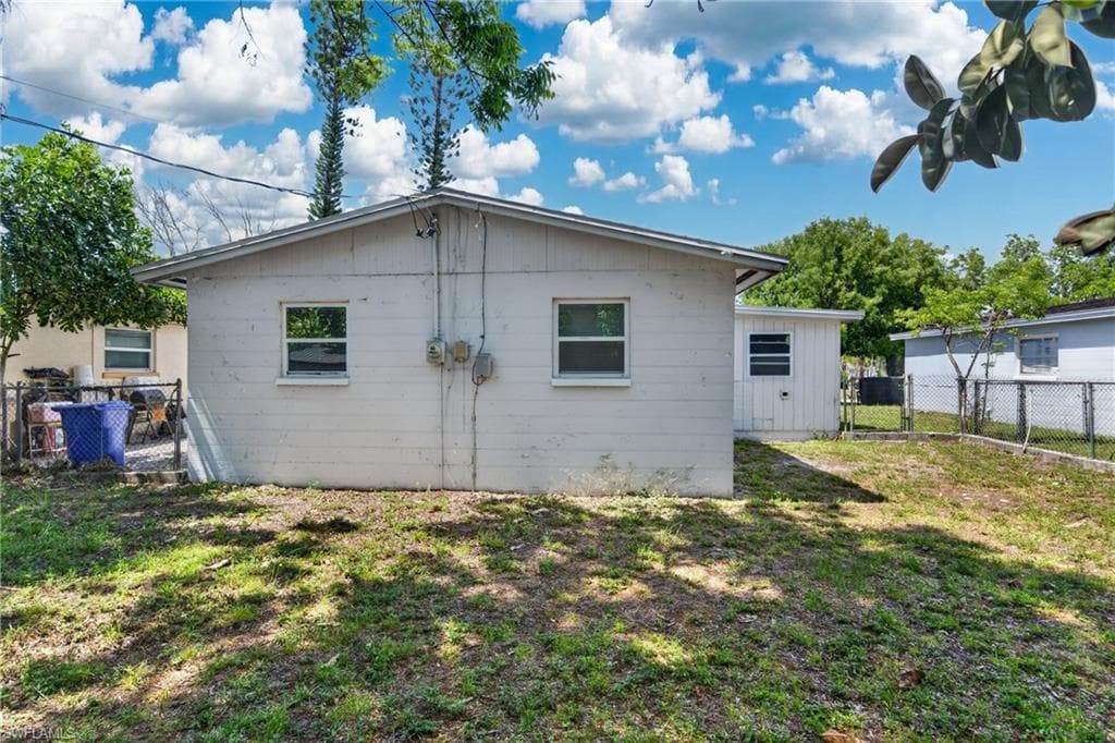 2992 Lafayette ST-17