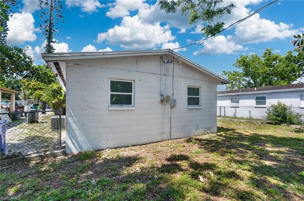 2992 Lafayette ST-18