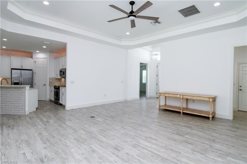 1371 Michigan AVE-12