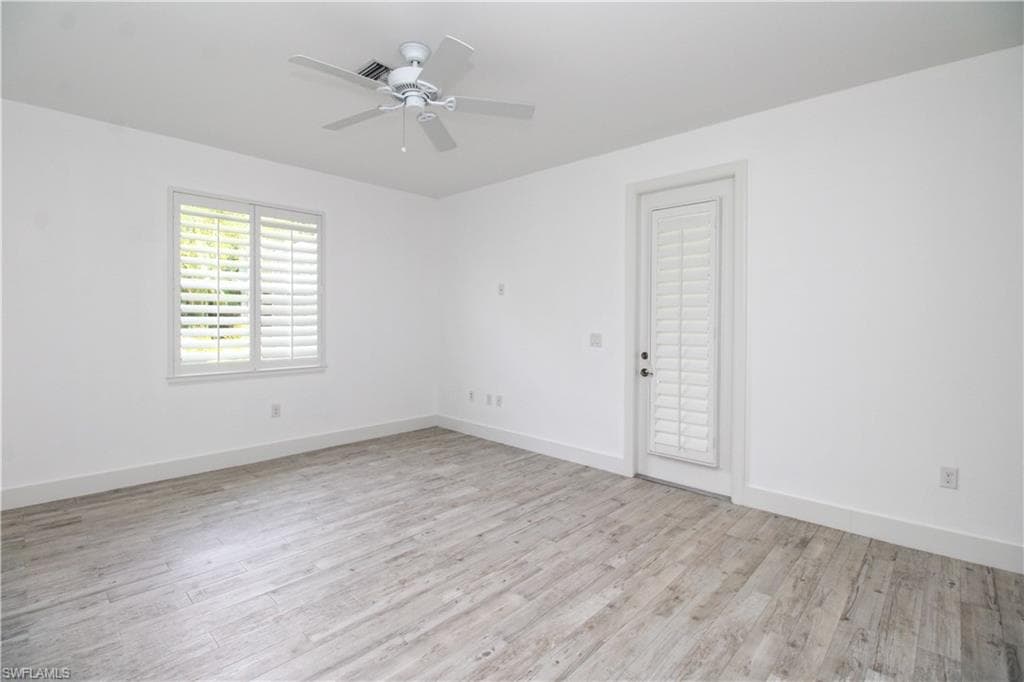 1371 Michigan AVE-23
