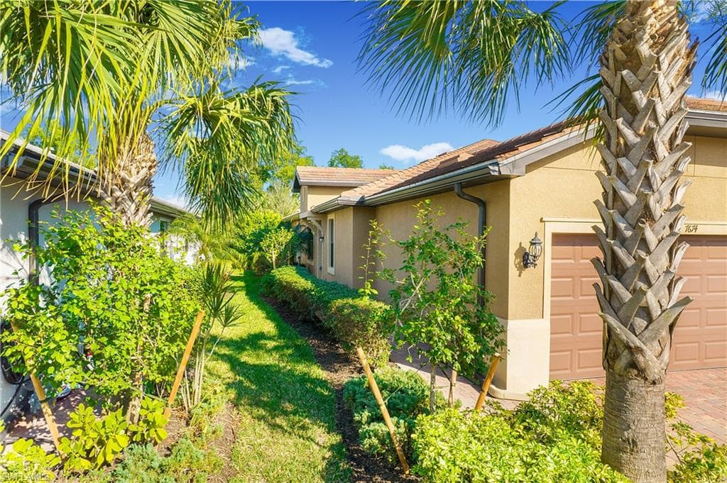 7674 Jacaranda LN-25