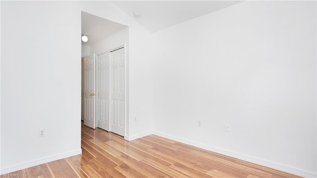 880 Hampton CIR-28