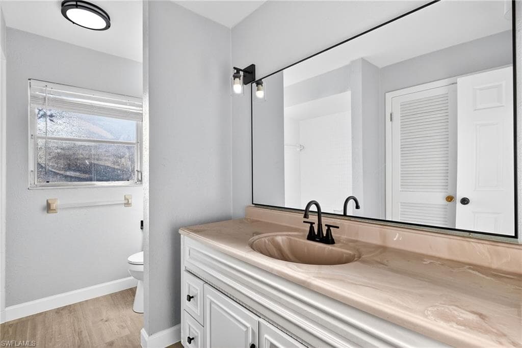 1688 Saint Clair AVE E-33