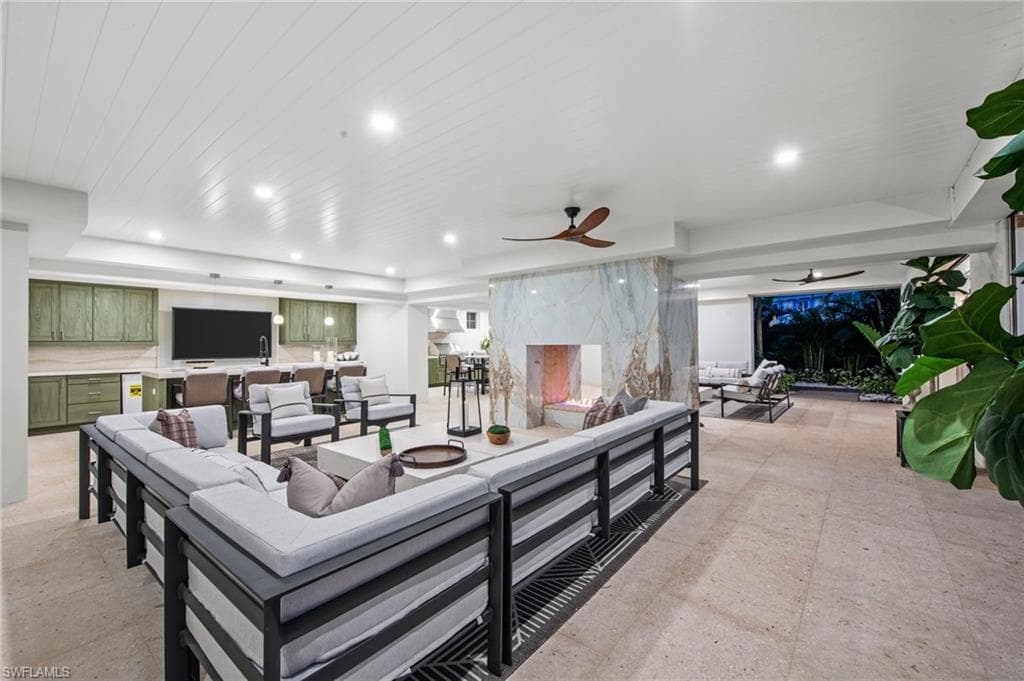 3675 Gordon DR-43