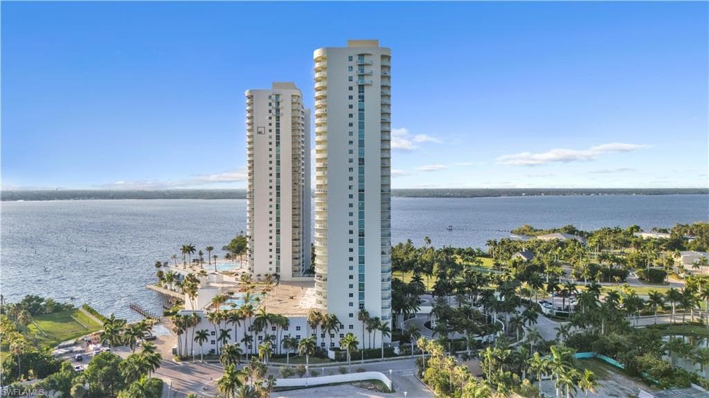 3000 Oasis Grand BLVD 2905-32