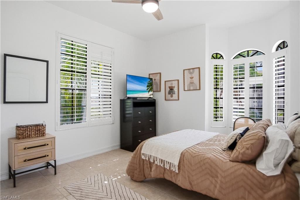 201 San Mateo DR-22