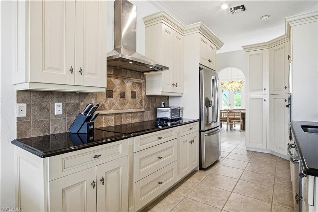 201 San Mateo DR-12
