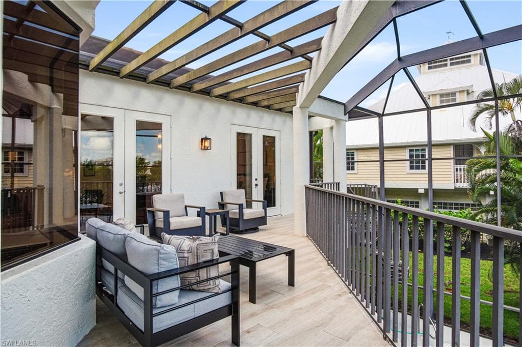 201 San Mateo DR-21