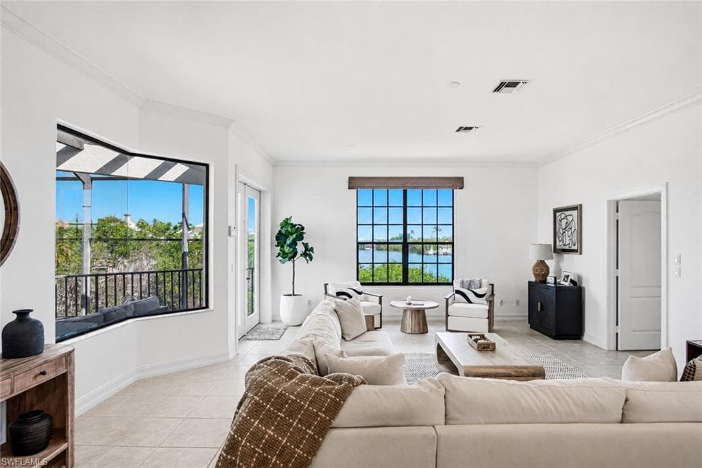 201 San Mateo DR-8
