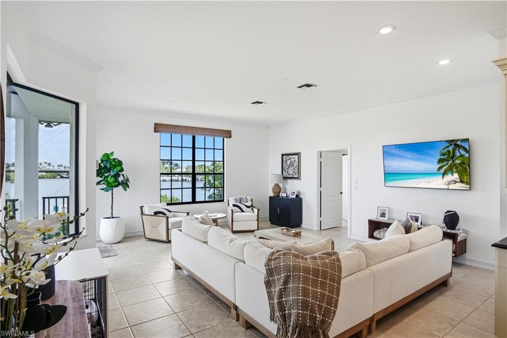 201 San Mateo DR-9