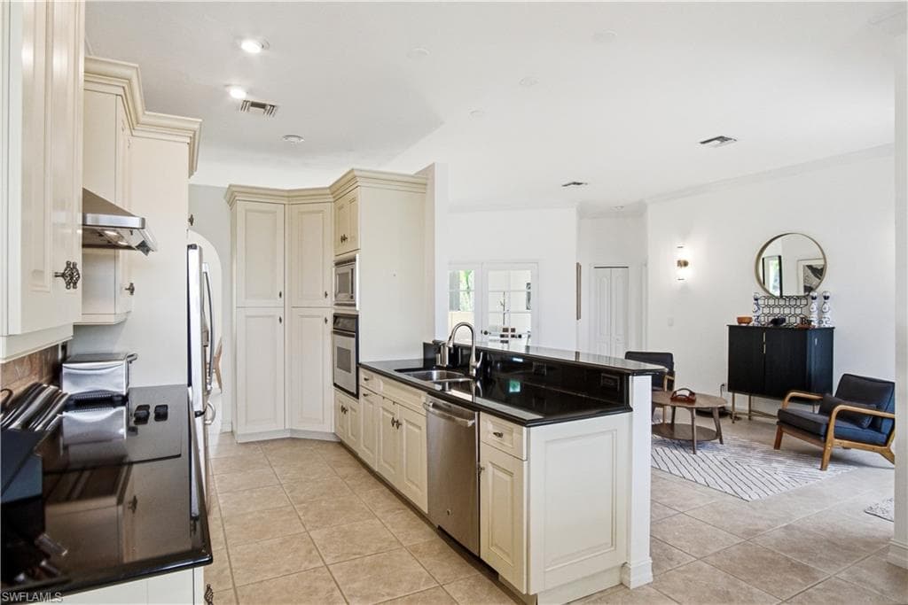 201 San Mateo DR-14