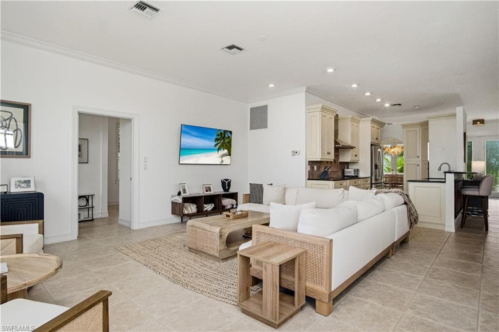 201 San Mateo DR-10