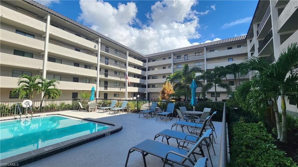 2121 Collier AVE 107-1