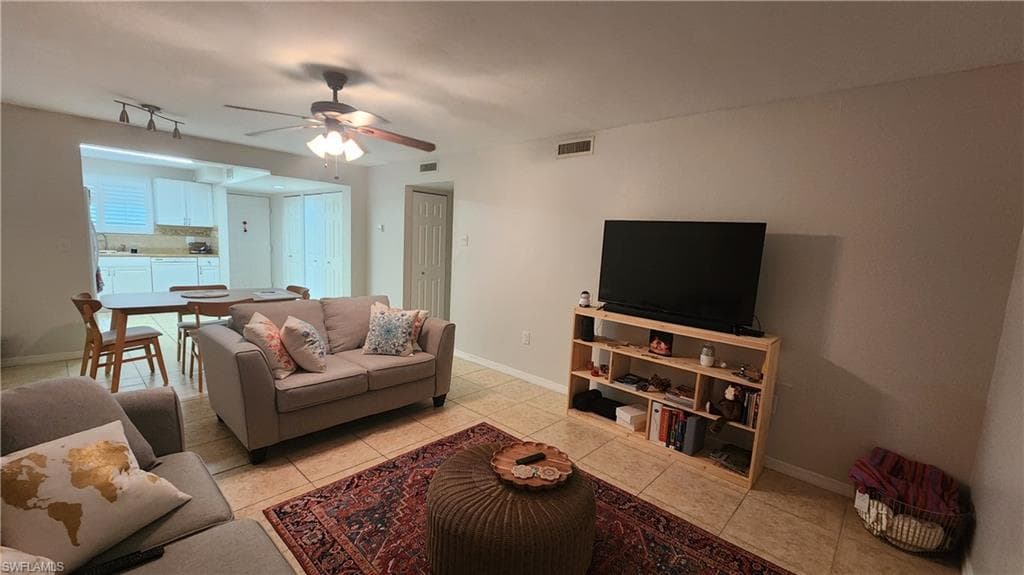 2121 Collier AVE 107-11
