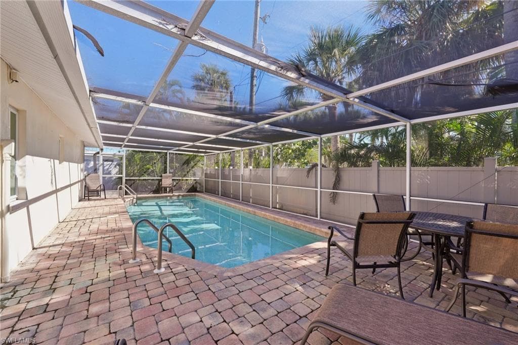 210 Hibiscus DR-1