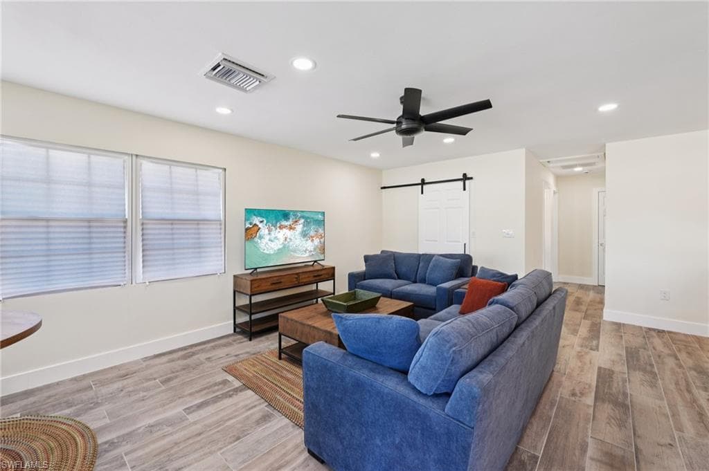 210 Hibiscus DR-11
