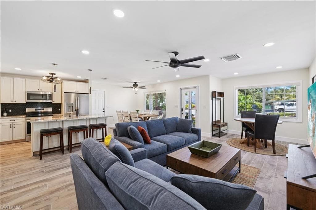 210 Hibiscus DR-6