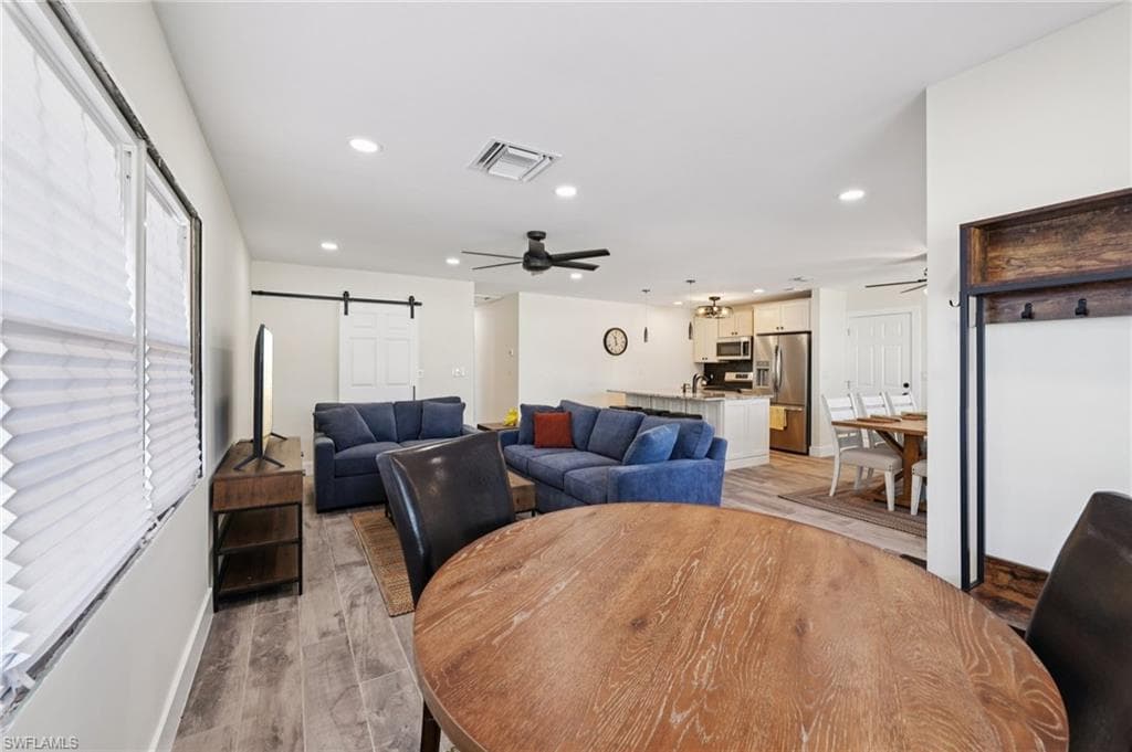 210 Hibiscus DR-9