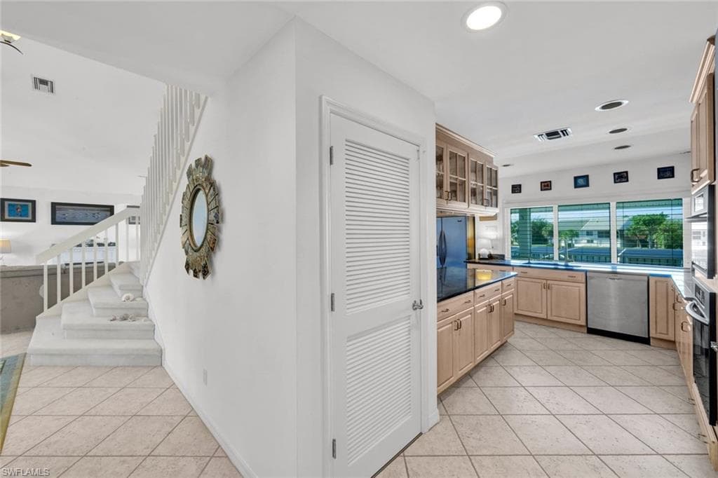 9007 Mockingbird DR-31