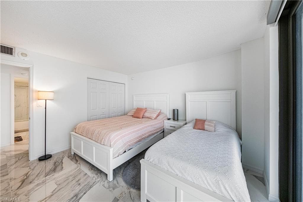 320 Seaview CT 1207-17
