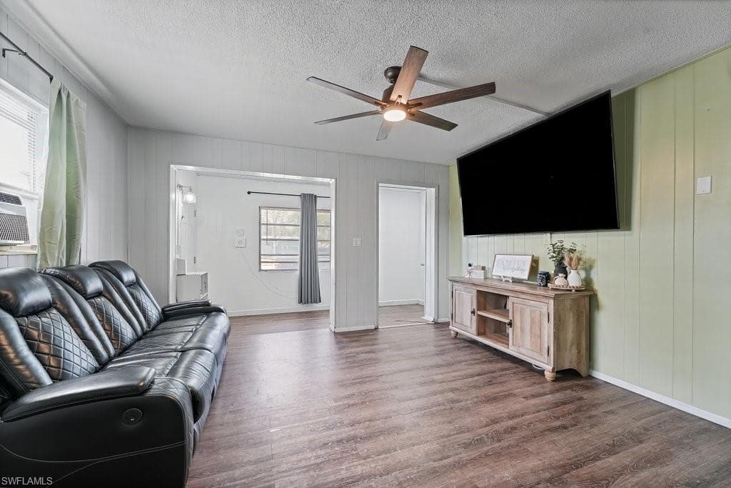 912 Hibiscus LN-4