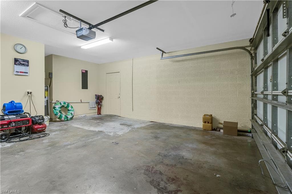 1385 Pine AVE-26