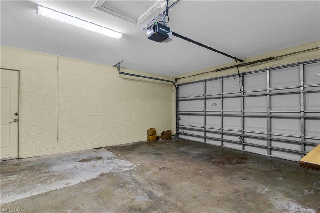 1385 Pine AVE-25