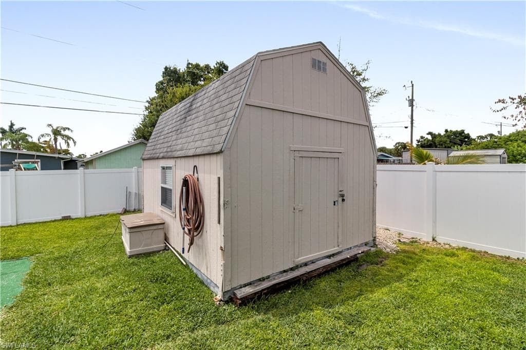 1385 Pine AVE-31