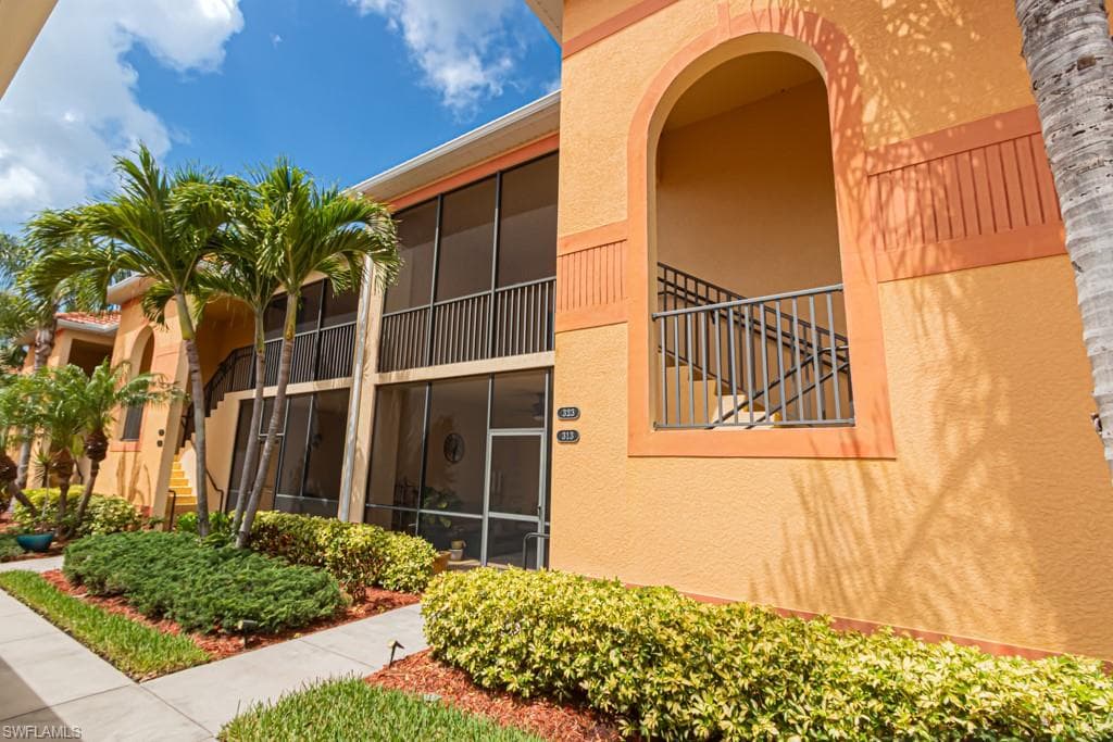 13761 Julias WAY 323-1