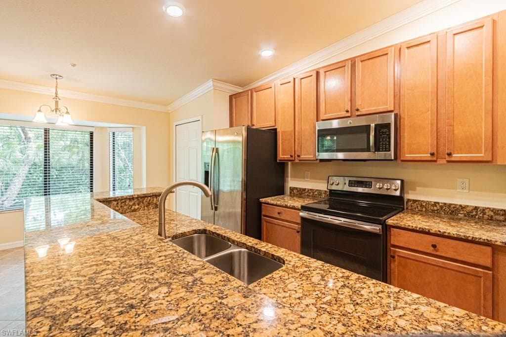 13761 Julias WAY 323-2