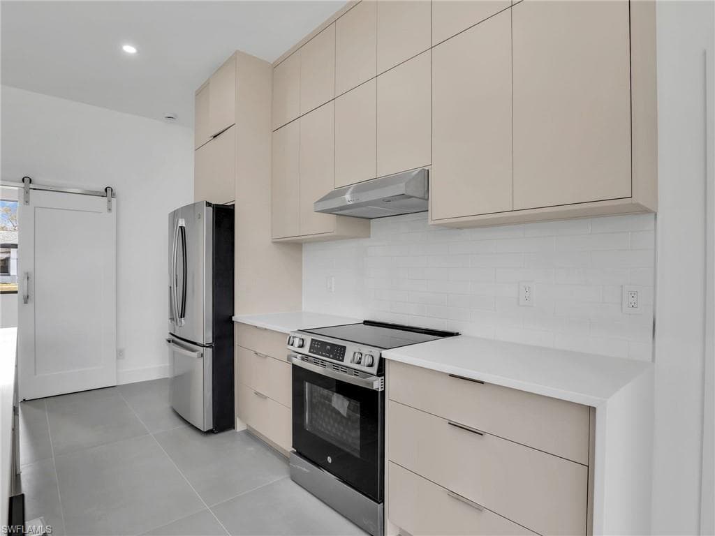 11042 Carnegie AVE-13
