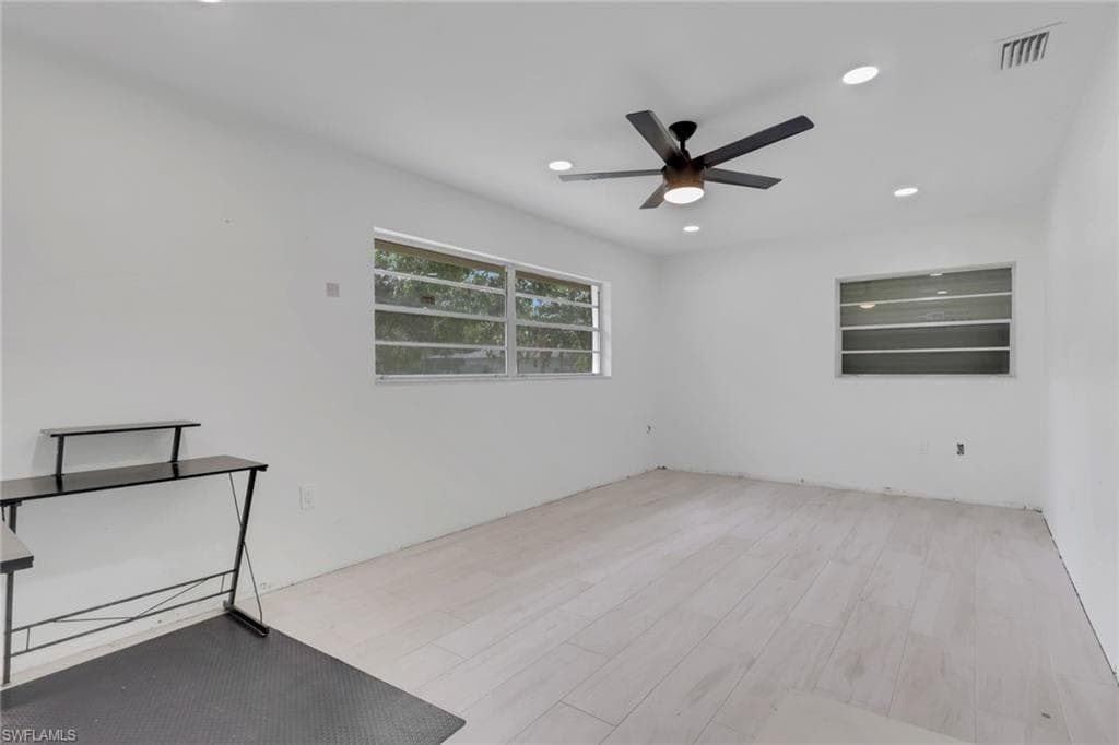 27126 Rue De Paix-27