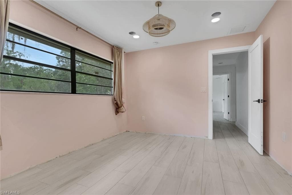 27126 Rue De Paix-32