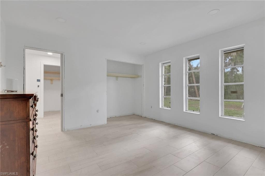 27126 Rue De Paix-17