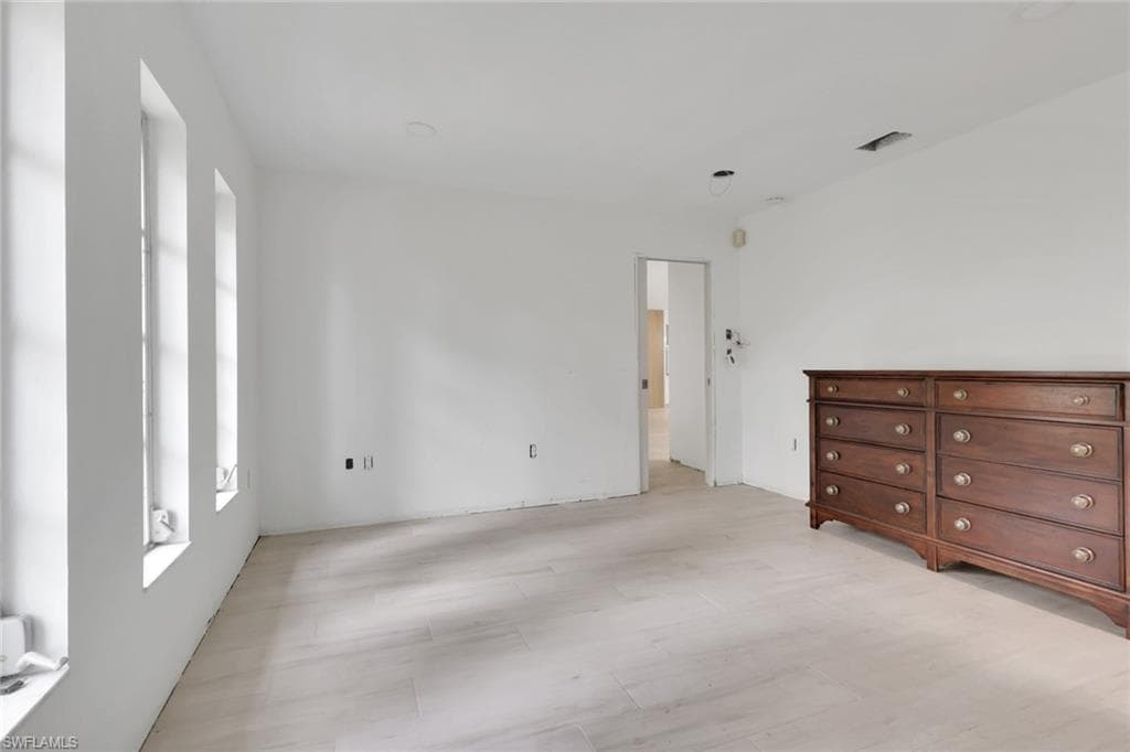 27126 Rue De Paix-18