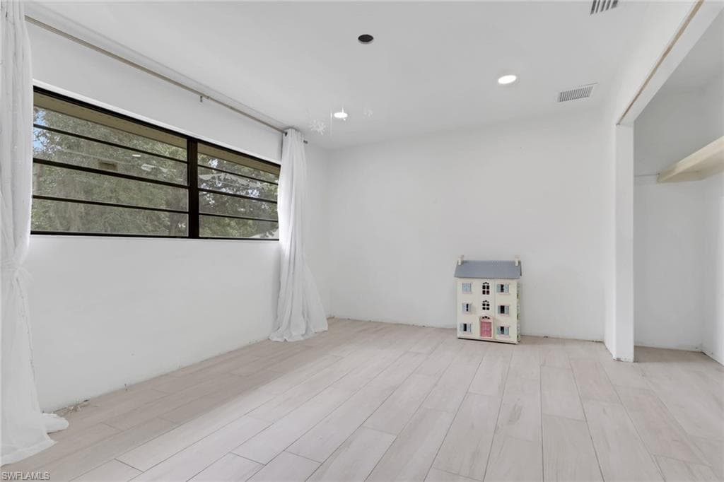 27126 Rue De Paix-28