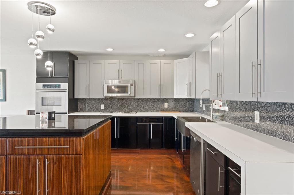 1763 Inlet DR-11