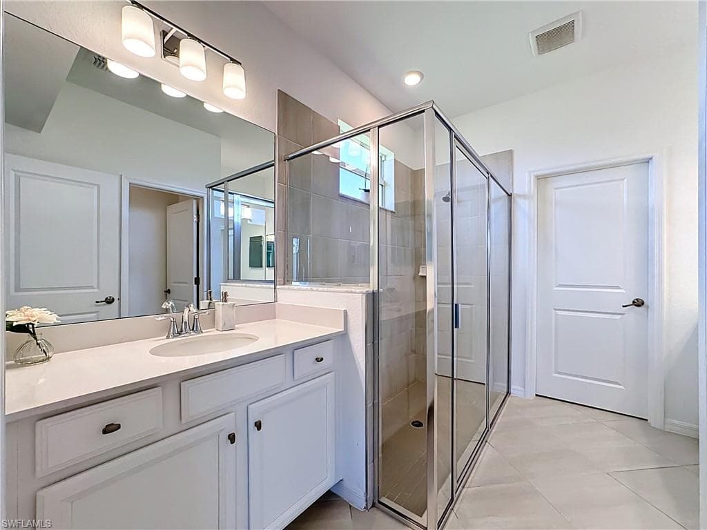 2558 Vine AVE-31
