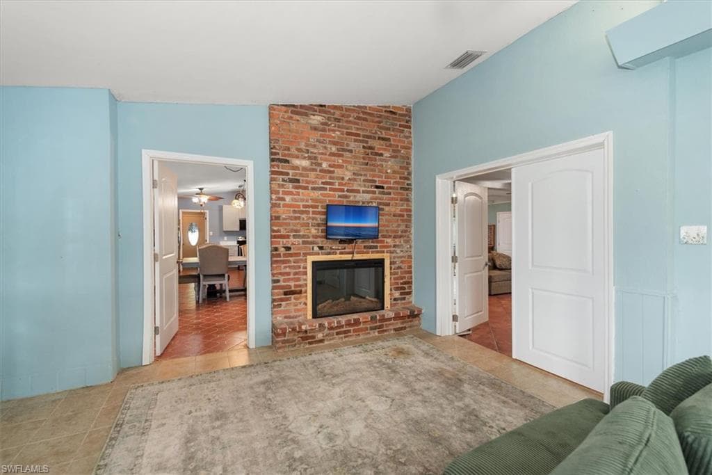 1721 Club House RD-19