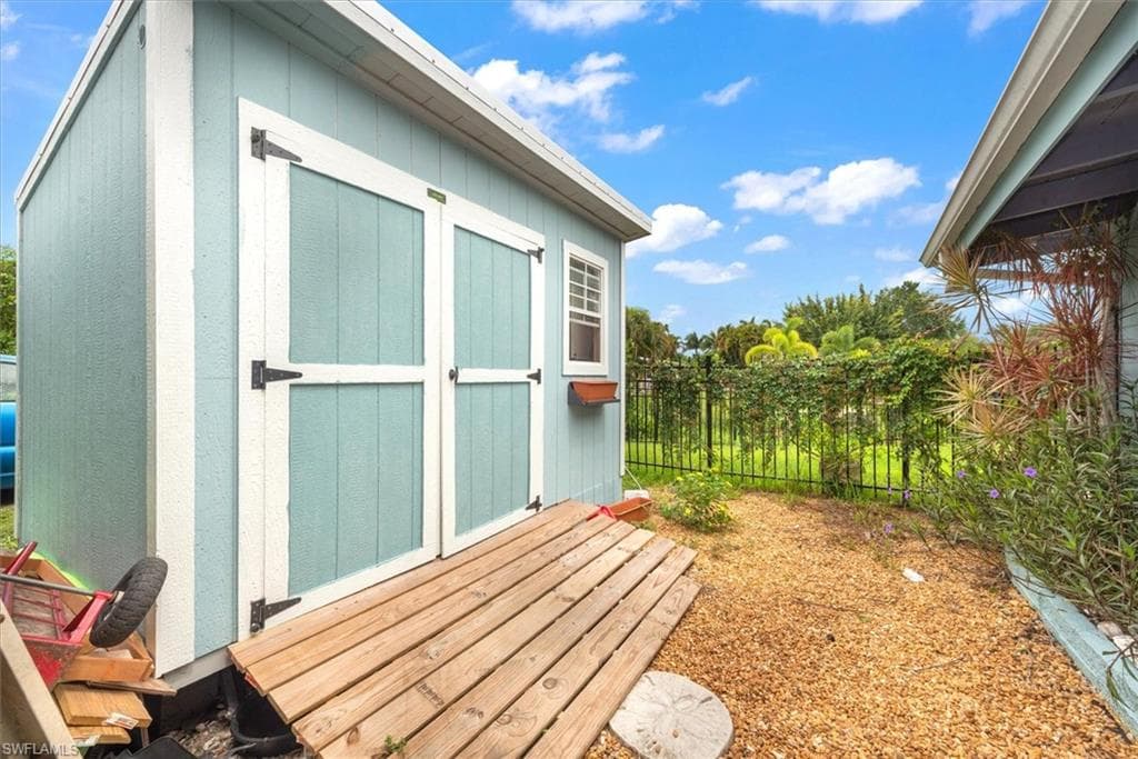 1721 Club House RD-38