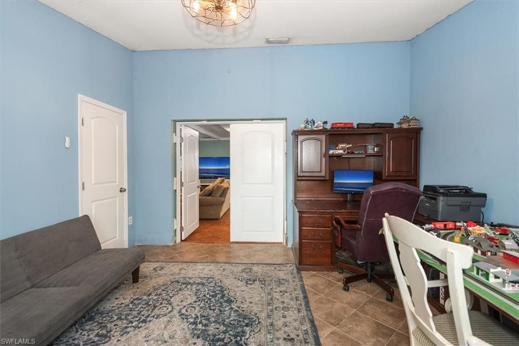 1721 Club House RD-28