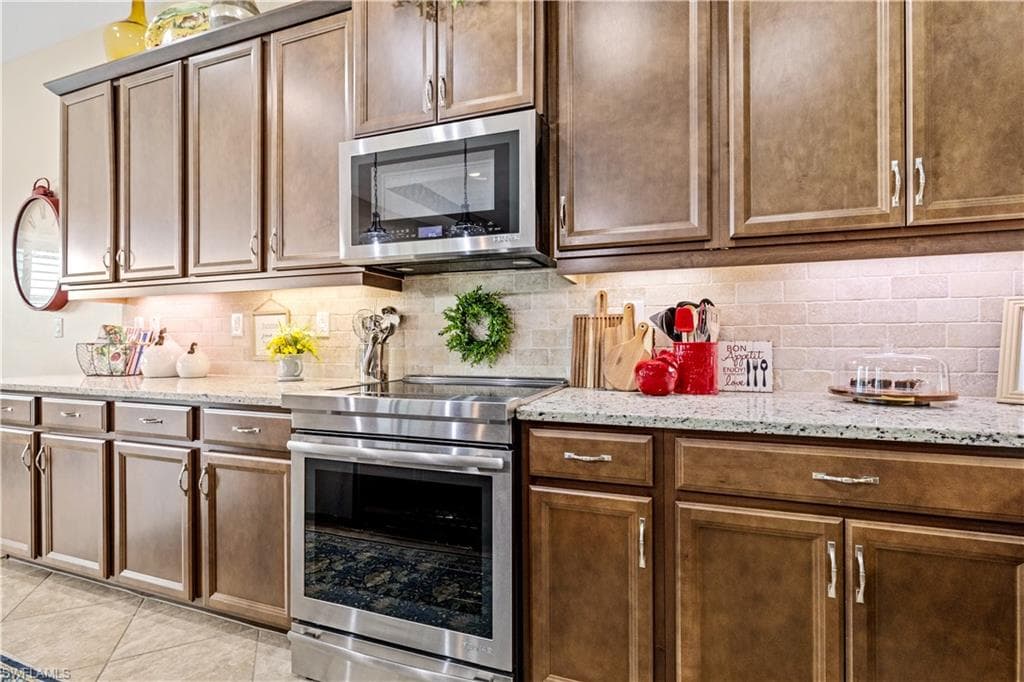 2875 Sunset Pointe CIR E-19