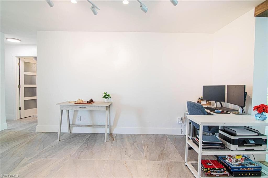 1300 Thompson ST-21